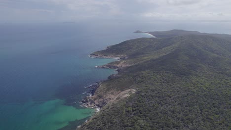 paisaje marino con océano turquesa y montañas exuberantes en great keppel island, qld, australia - toma aérea de drones