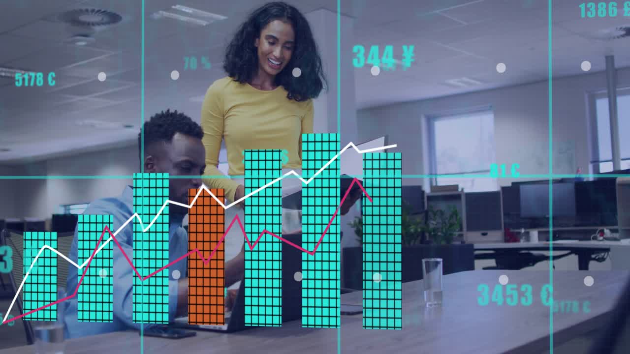 여성이 바인더를 보여주고, 남성이 앉아서 노트북을 두드리며 책상 위에서 청록색 금융 차트를 활성화하는 모습