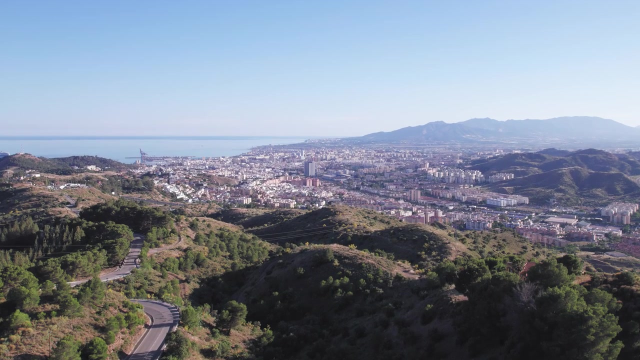 Colline e città di Malaga con un cielo sereno, Spagna