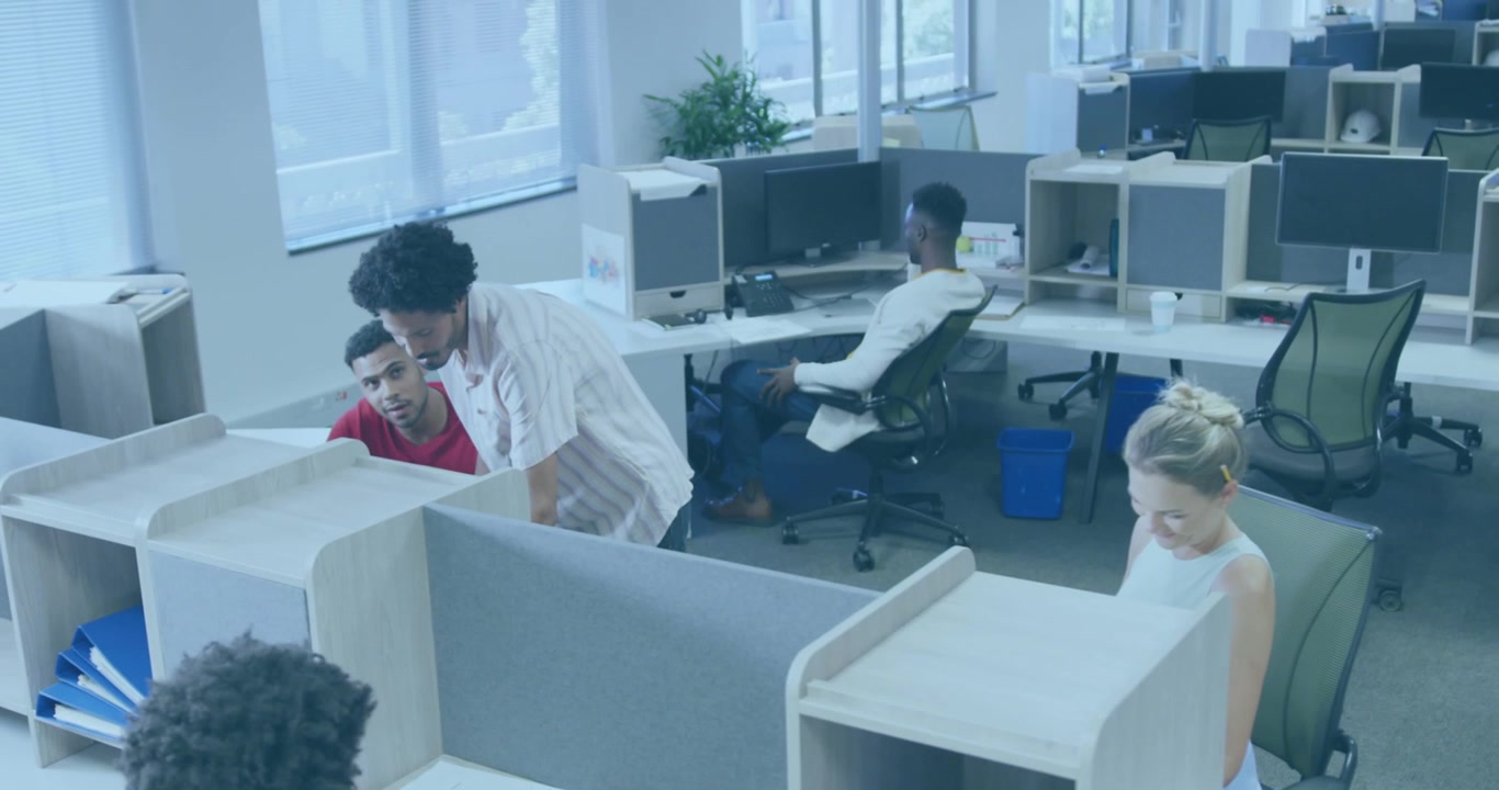 Video ini menampilkan rekan kerja bisnis pria dan wanita yang sedang bekerja di kantor.