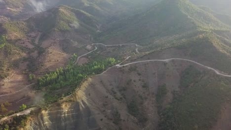 Carreteras-De-Montaña-Que-Recorren-Las-Montañas-Del-Sur-De-Albania-Durante-La-Temporada-De-Otoño-De-Un-Viaje-Por-Carretera