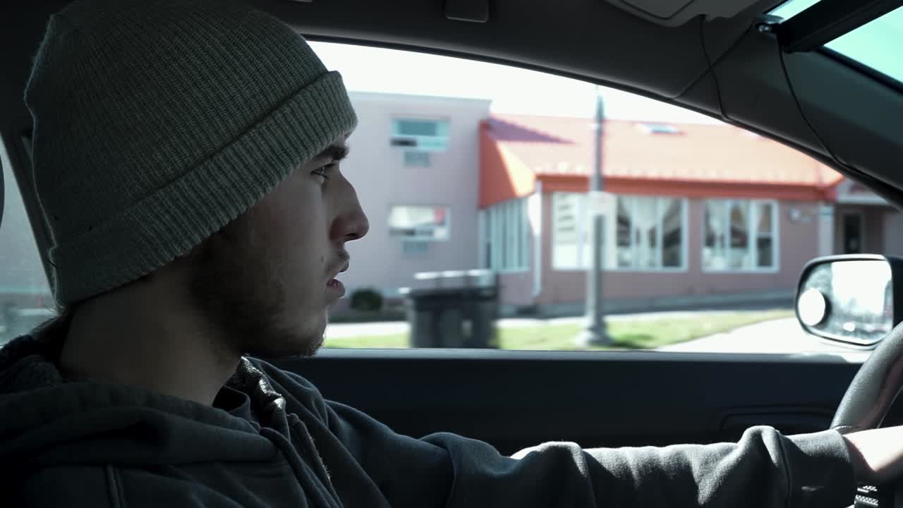 길을 따라 차를 운전하는 남자