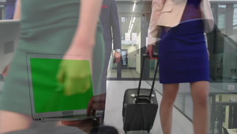 animación de un hombre de negocios usando una computadora portátil con pantalla verde sobre colegas felices caminando con equipaje