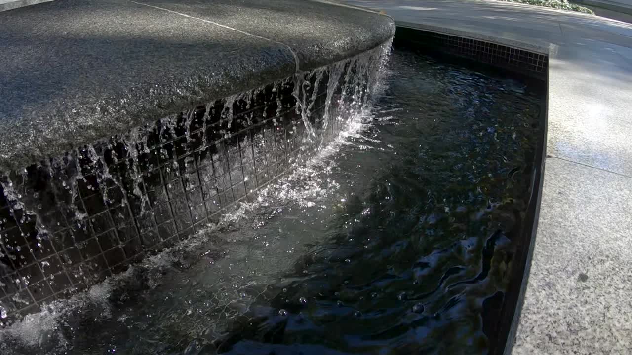 인공 분수에서 슬로우 모션으로 떨어지는 물