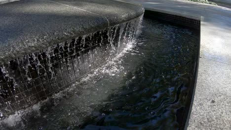 Agua-Corriendo-Un-Goteo-En-Cámara-Lenta-Desde-Una-Fuente-Artificial