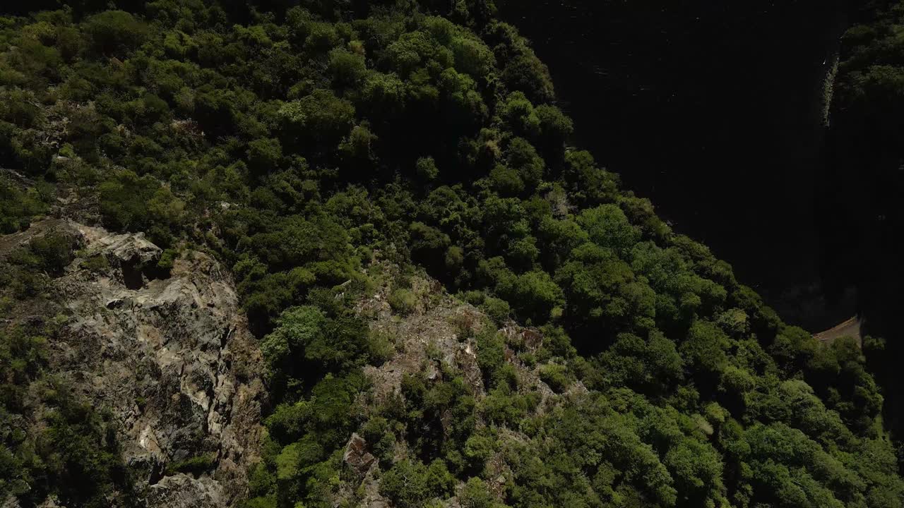 vista general del mirador el león en pucón, sur de chile con el lago del mismo nombre y el volcán villarrica al fondo - tiro de grúa, tiro de drone