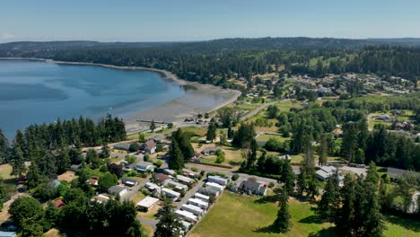 drone shot of freeland, waszyngton z parkiem mobile home na pierwszym planie