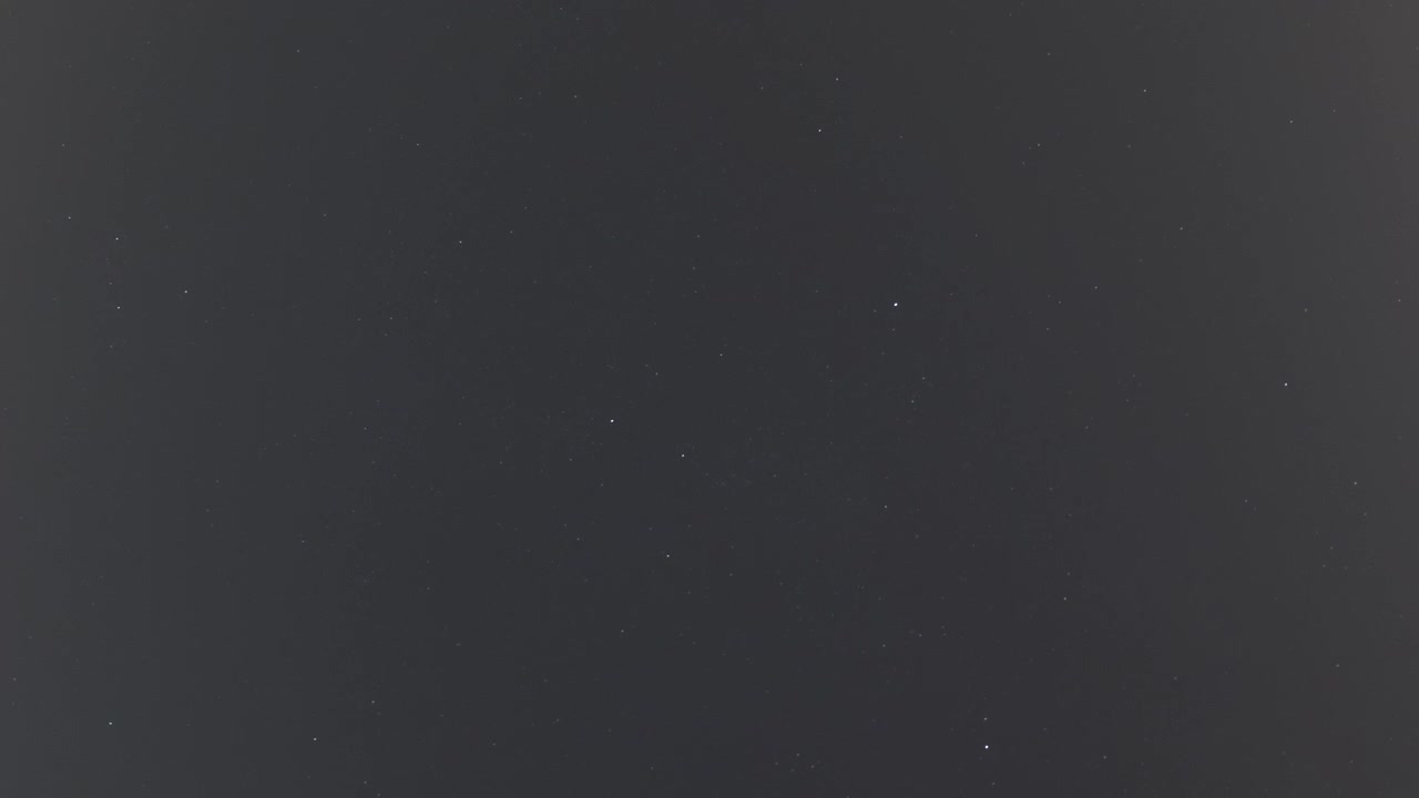 Espacio profundo mostrando estrellas tenues brillando en un fondo azul oscuro, casi negro. Concepto de universo, infinito, galaxia.