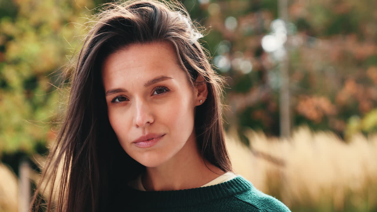Mujer en el parque de otoño