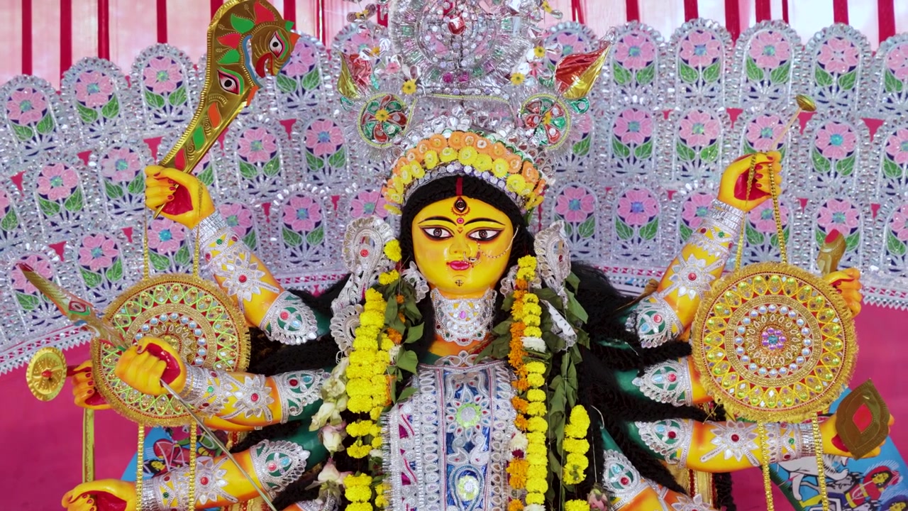 Ídolo de Maa Durga Decorado com Flores e Ornamentos Tradicionais no festival Dussehra