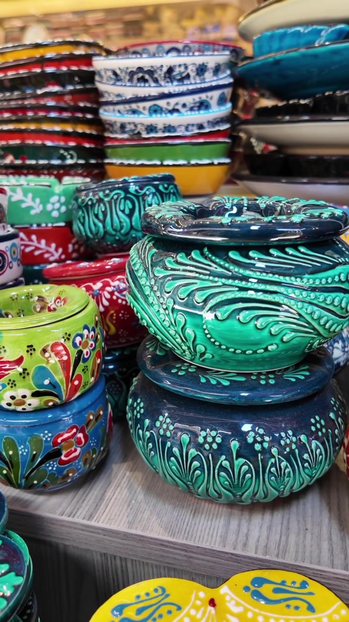 Cuencos y Ceniceros de Cerámica Turca Pintados a Mano y Coloridos en una Tienda