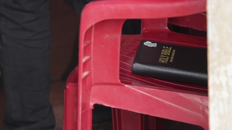 Sacra Bibbia su una sedia rossa
