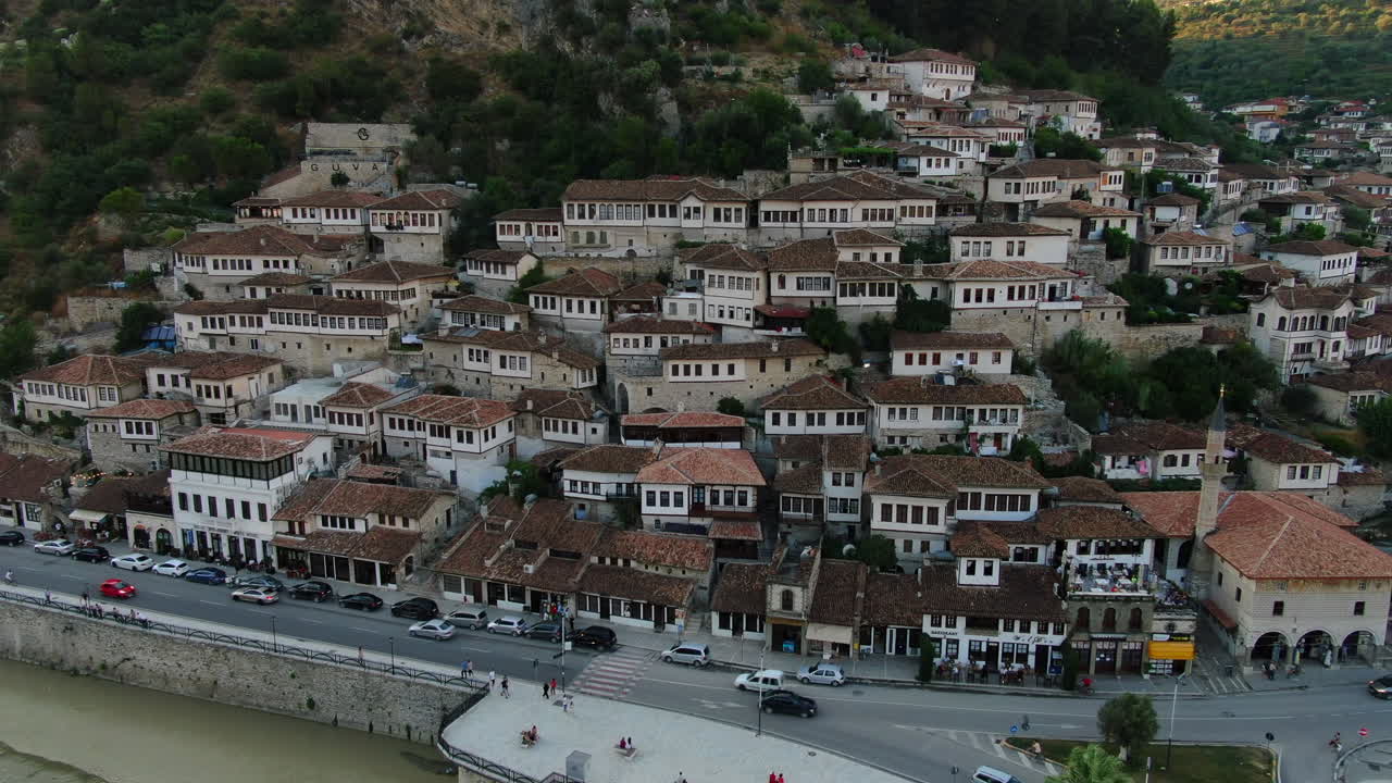 vista aérea en órbita de las famosas casas con sus ventanas de la ciudad albanesa de berat durante la puesta de sol