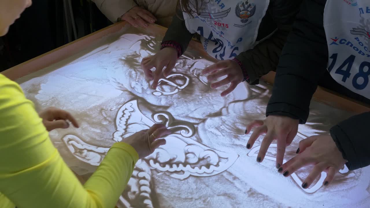 모래 예술 활동 에 참여 하는 아이 들