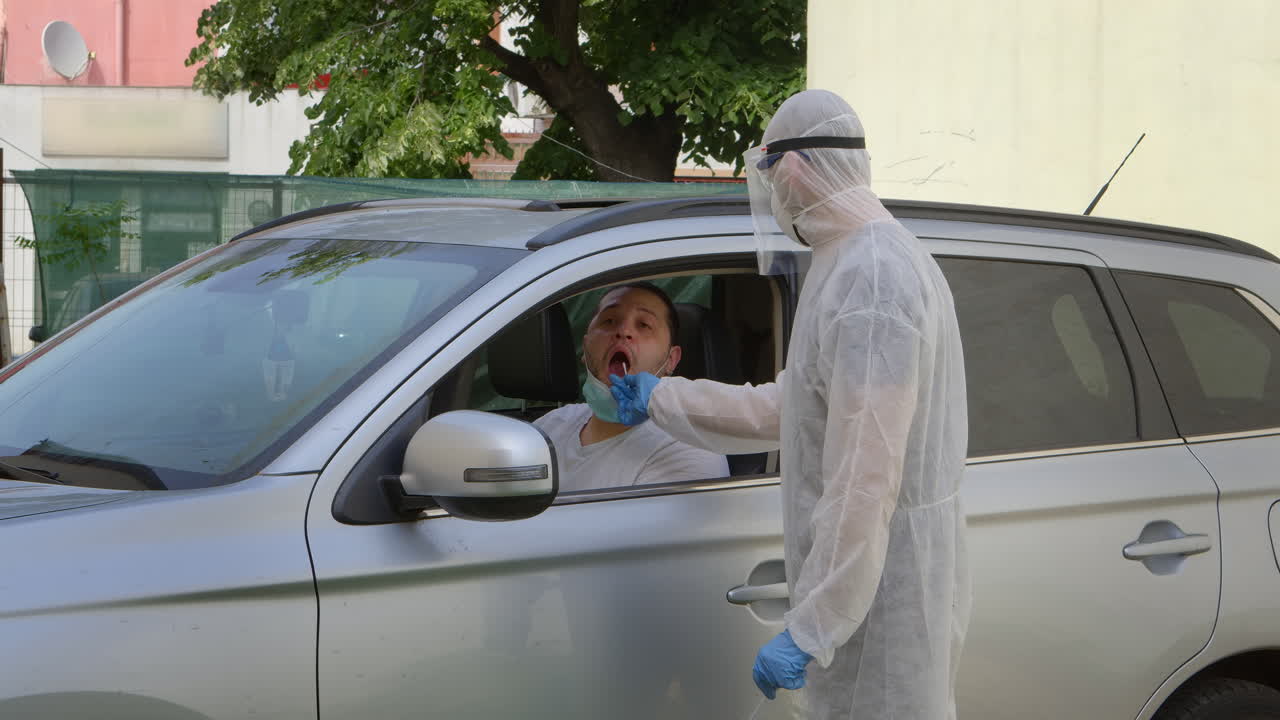 cuidador de la salud tomando un hisopo de saliva
