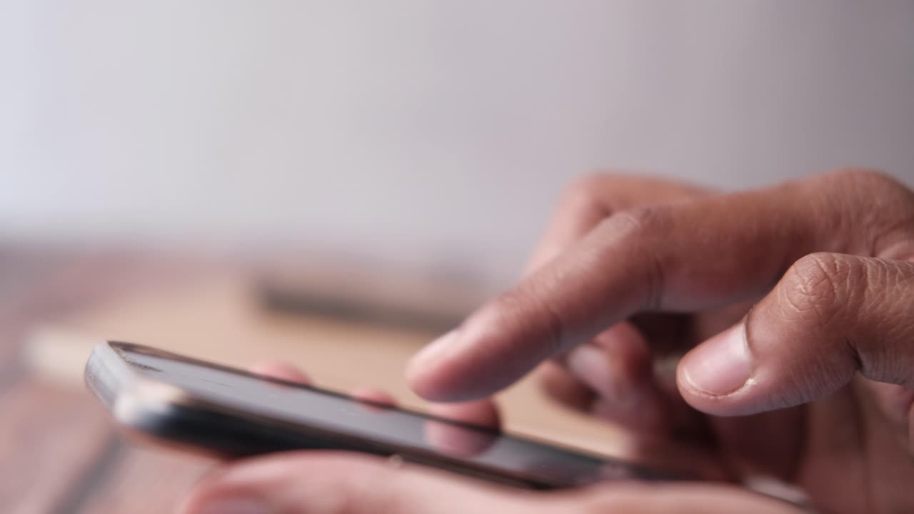 persona que utiliza un teléfono inteligente