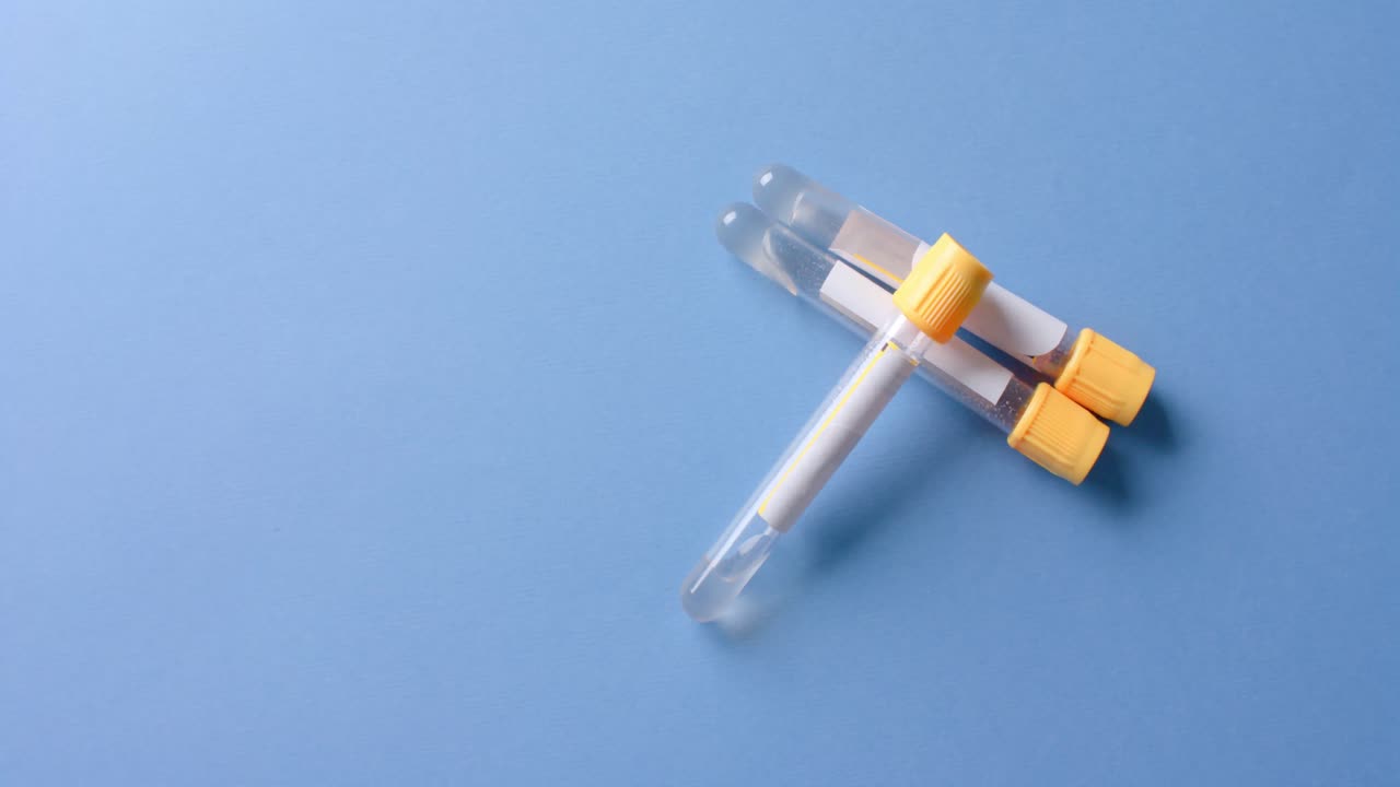 primer plano de muestras de sangre sobre fondo azul con espacio de copia, cámara lenta