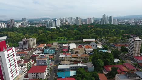 imágenes aéreas de drones de edificios modernos detrás del parque en la ciudad de panamá con cámara panorámica