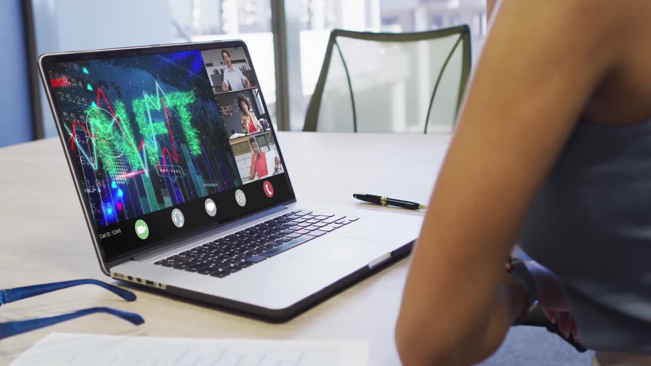 video de una mujer biracial haciendo una videollamada con sus compañeros de trabajo