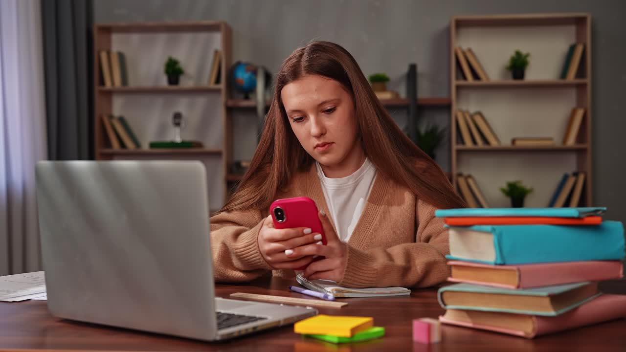 una adolescente que estudia en casa