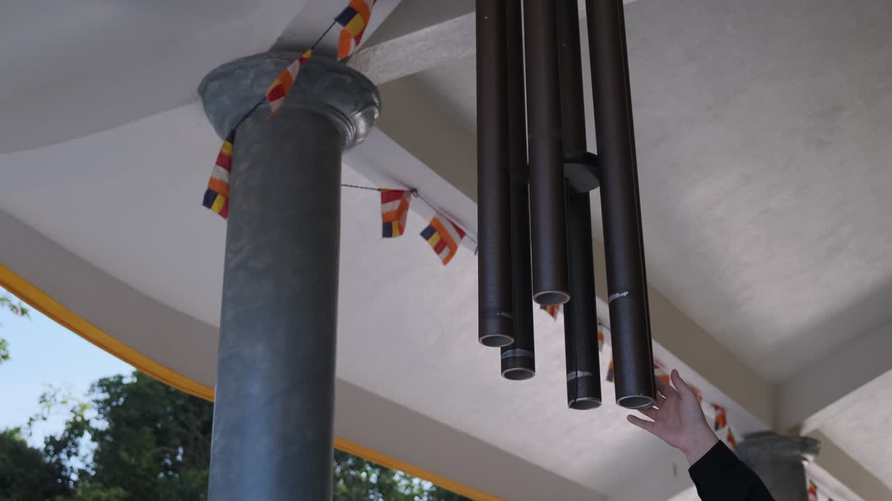 Campanelli a vento appesi in un tempio buddista