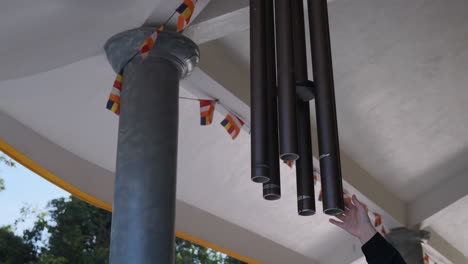 campanas de viento colgando en un templo budista