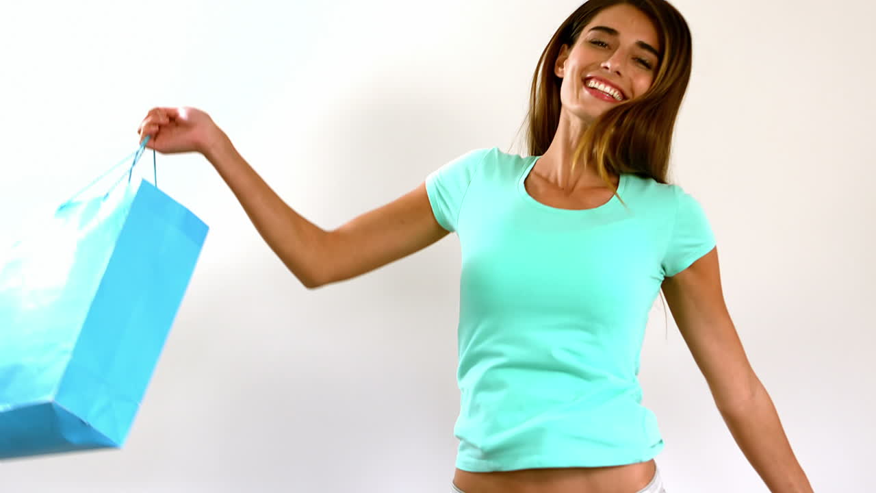 una mujer sonriente saltando en el aire.