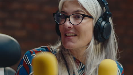 entrevista de podcast en el estudio