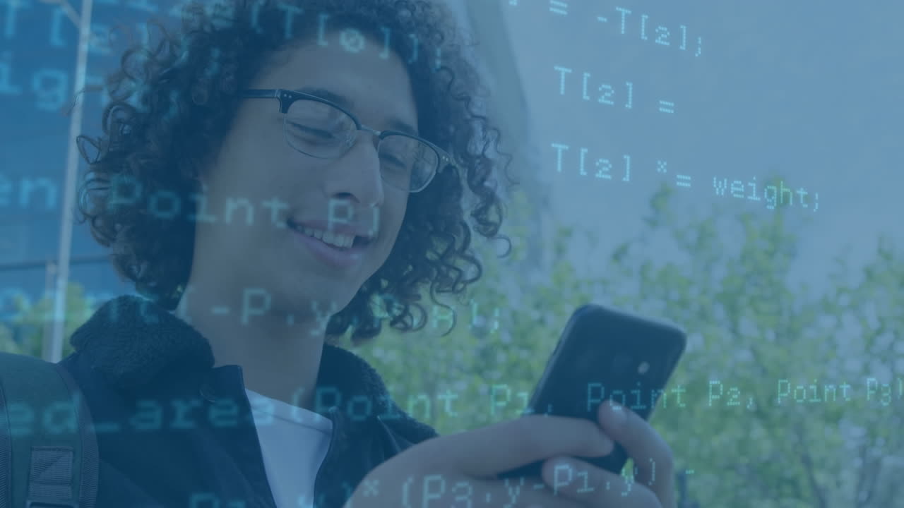 animación de procesamiento de datos contra un hombre biracial sonriendo mientras usa su teléfono inteligente al aire libre.