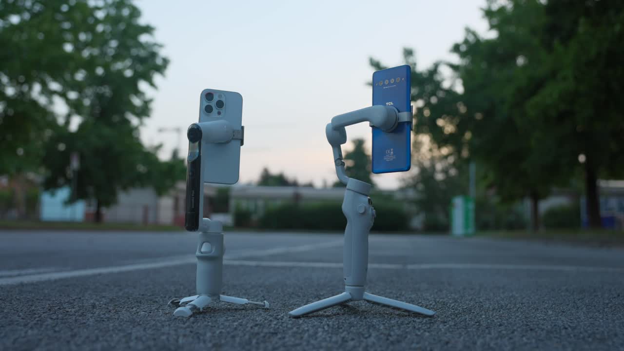 comparación al aire libre entre insta360 flow y dji osmo mobile gimbals modernos con teléfonos celulares montados en modo retrato