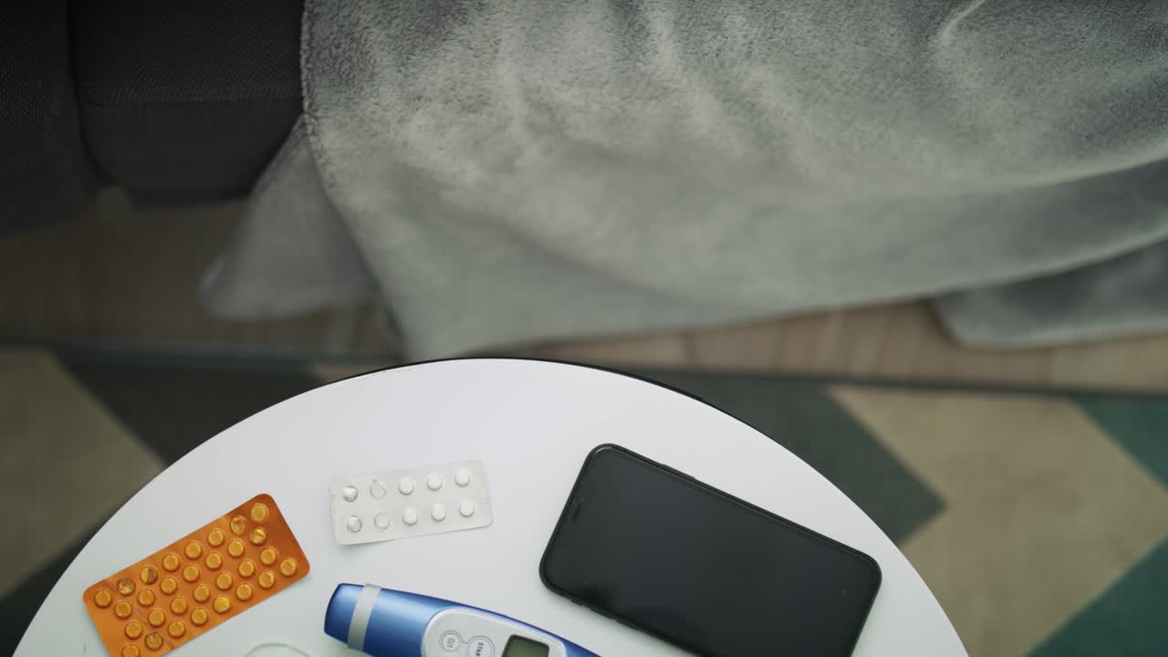 아픈 남자와 집에서 일하는 비디오