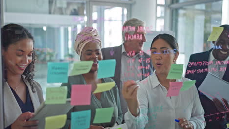 teamwerk, brainstorming en vrouwen bij de presentatie