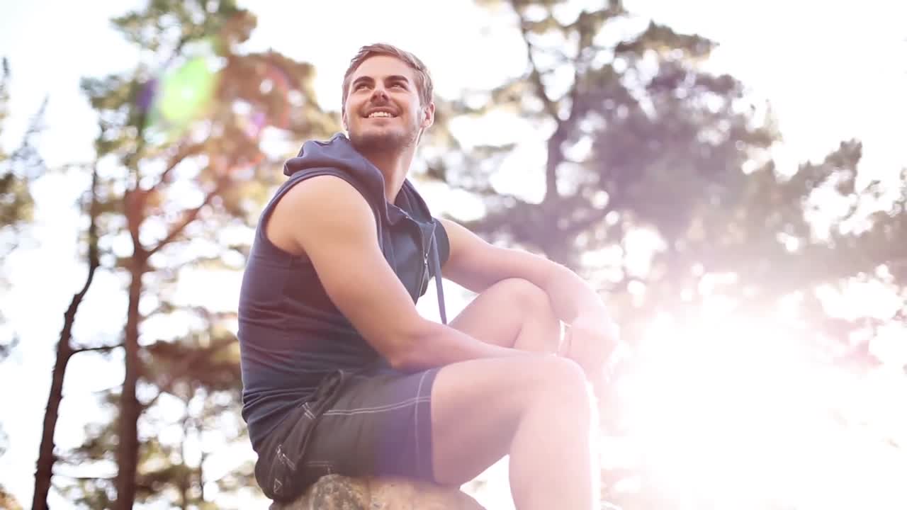 바위 위에 앉아 있는 예쁜 남자