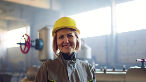 Blonde-Frau-In-Der-Fabrik