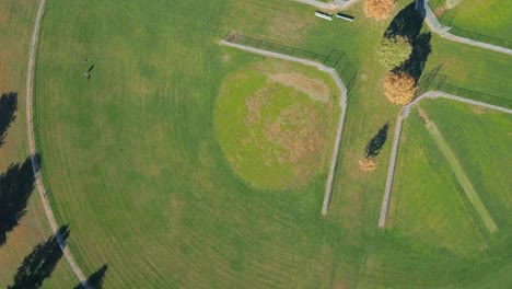 Grasbewachsene-Baseballfelder-In-Den-Ausläufern-Eines-Parks-Im-Mittleren-Westen-Während-Der-Herbst--Und-Herbstsaison