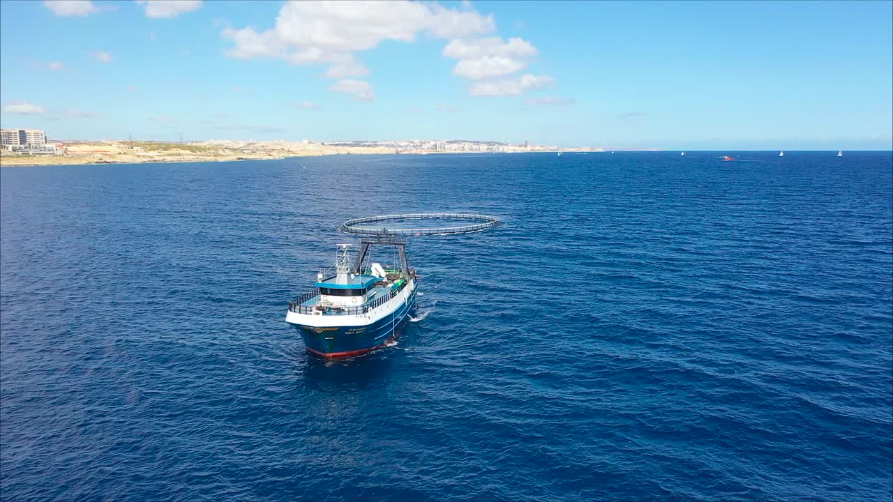 barco de pesca con equipo especial para la pesca, velas de marco de pescado en el mar mediterráneo