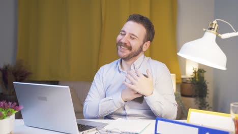 el hombre de la oficina se mueve con sentimientos de amor.
