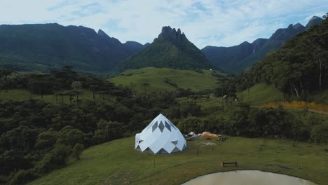 aerial images of a chalet located in the middle of the mountains in the city of alfredo wagner - santa catarina - brazil