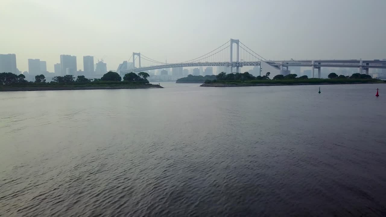 무지개 다리까지 직선으로 물 위를 날아가는 뒤접기