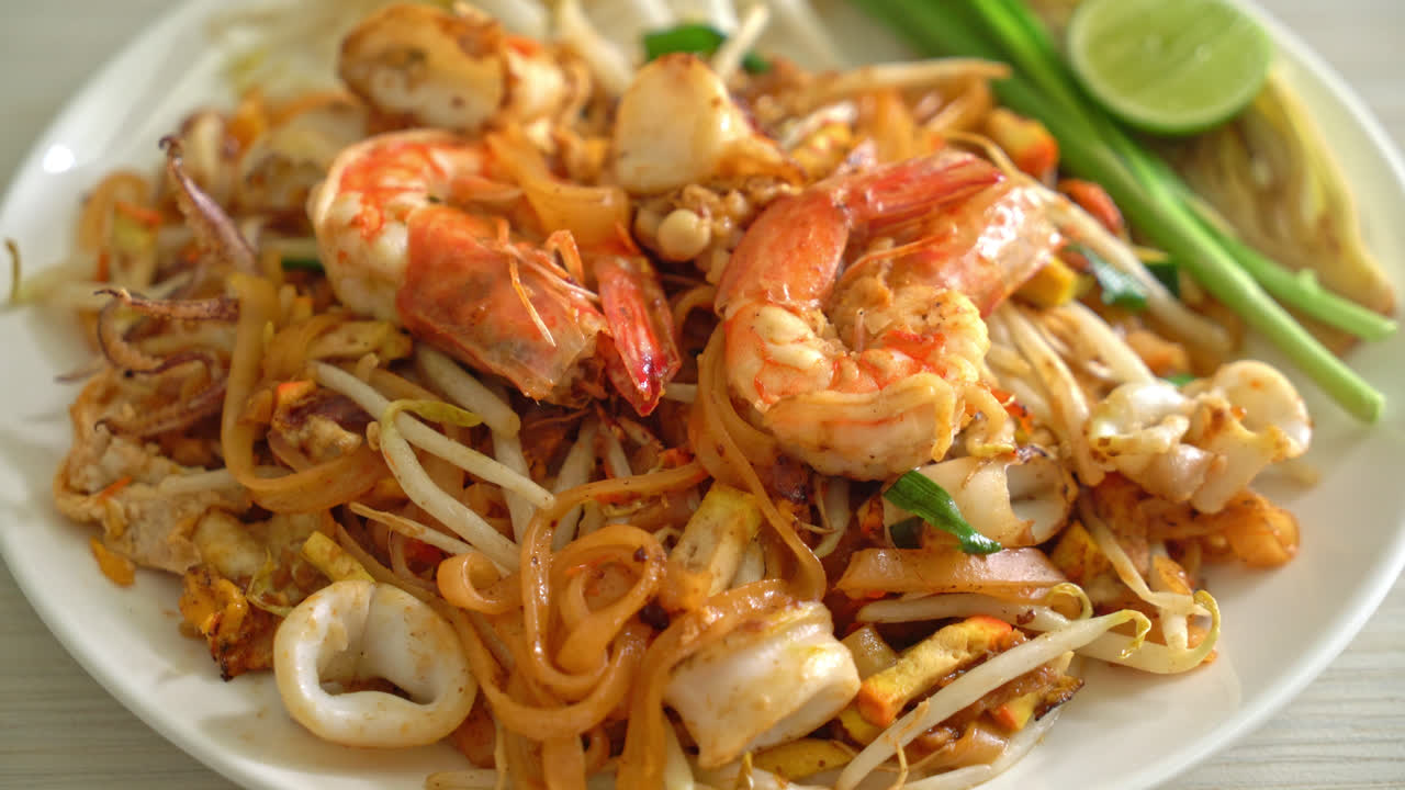pad thai seafood: fideos salteados con gambas, calamares o pulpo y tofu al estilo tailandés.