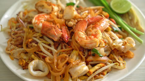 Pad-Thai-Seafood---Stir-fried-noodles-with-shrimps,-squid-or-octopus-and-tofu-in-Thai-style