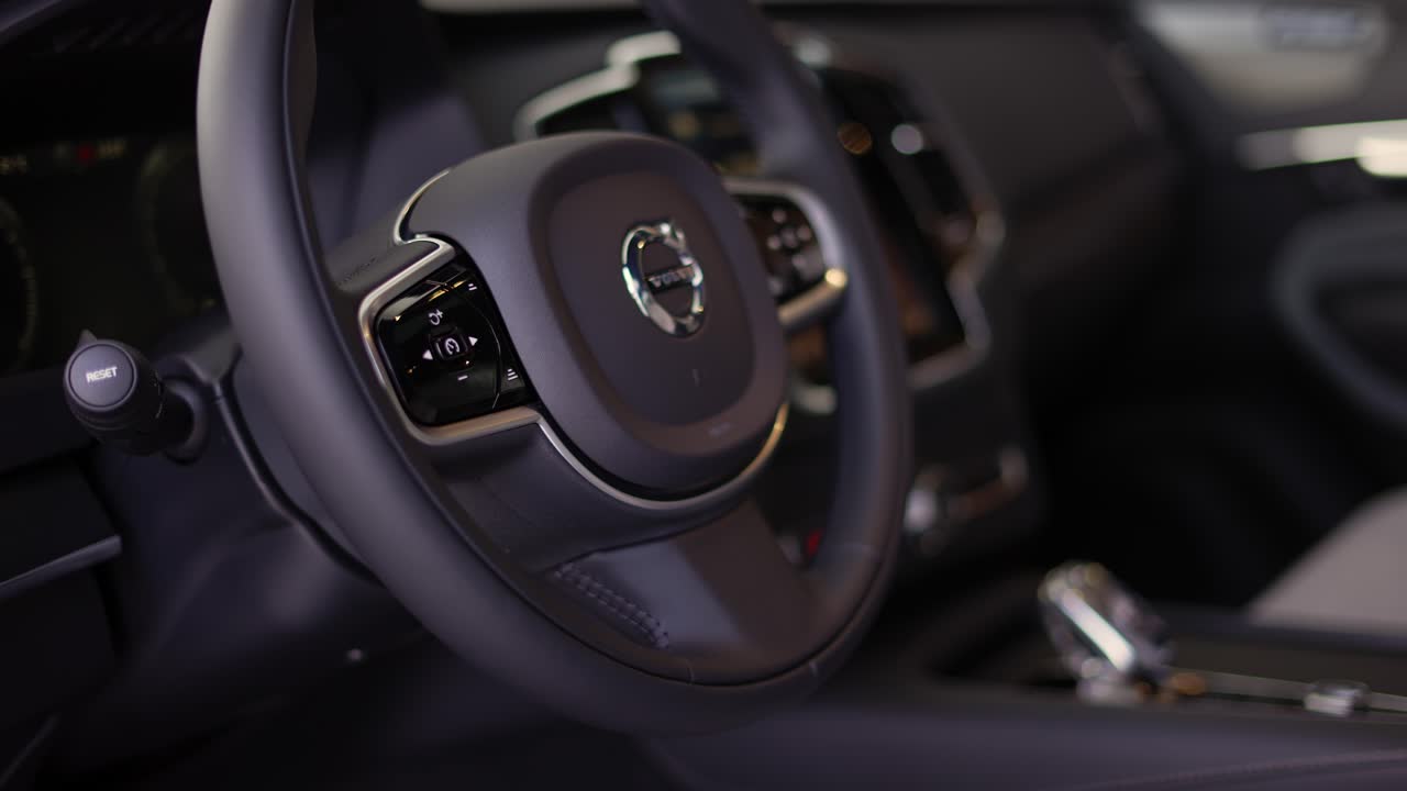 odesa, ucrania - noviembre, 2021: volante y tablero de instrumentos de automóviles volvo
