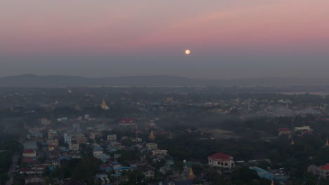 Vollmond-über-Mandalay-An-Einem-Frühen-Abend-In-Myanmar