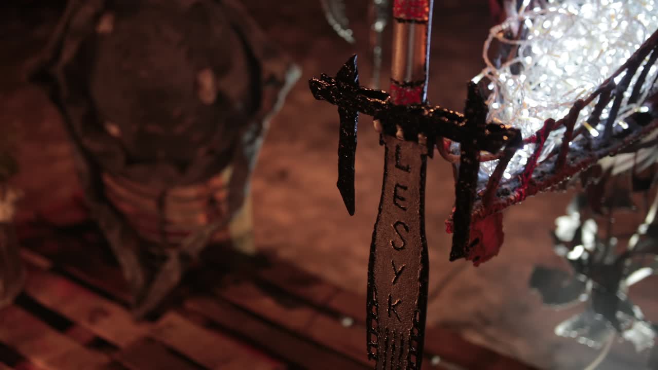 개인화 된 검 클로즈업, 신비로운 상징과 무기, 북쪽 야생 바이킹