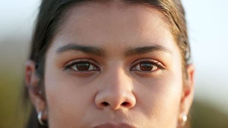 rostro en primer plano de una mujer riendo, sonriendo y feliz