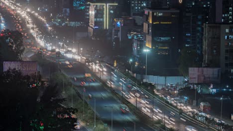 vista de alto ángulo de lapso de tiempo de mal tráfico en la carretera nacional urbana de una ciudad india, india