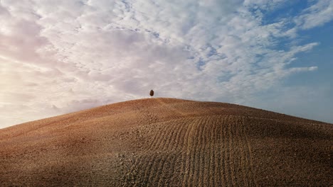 Paisaje-Otoñal-En-Toscana,-Italia,-Campos-Arados,-árbol-Solitario-En-La-Cima-De-La-Colina,-Imágenes-De-Lapso-De-Tiempo-De-4k