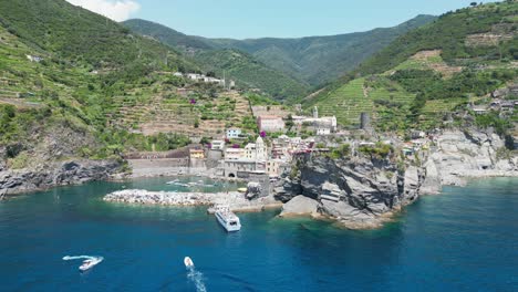 Pueblo-Y-Barco-De-Cinque-Terre-Vernazza-En-La-Spezia,-Liguria,-Italia---Círculos-Aéreos-4K