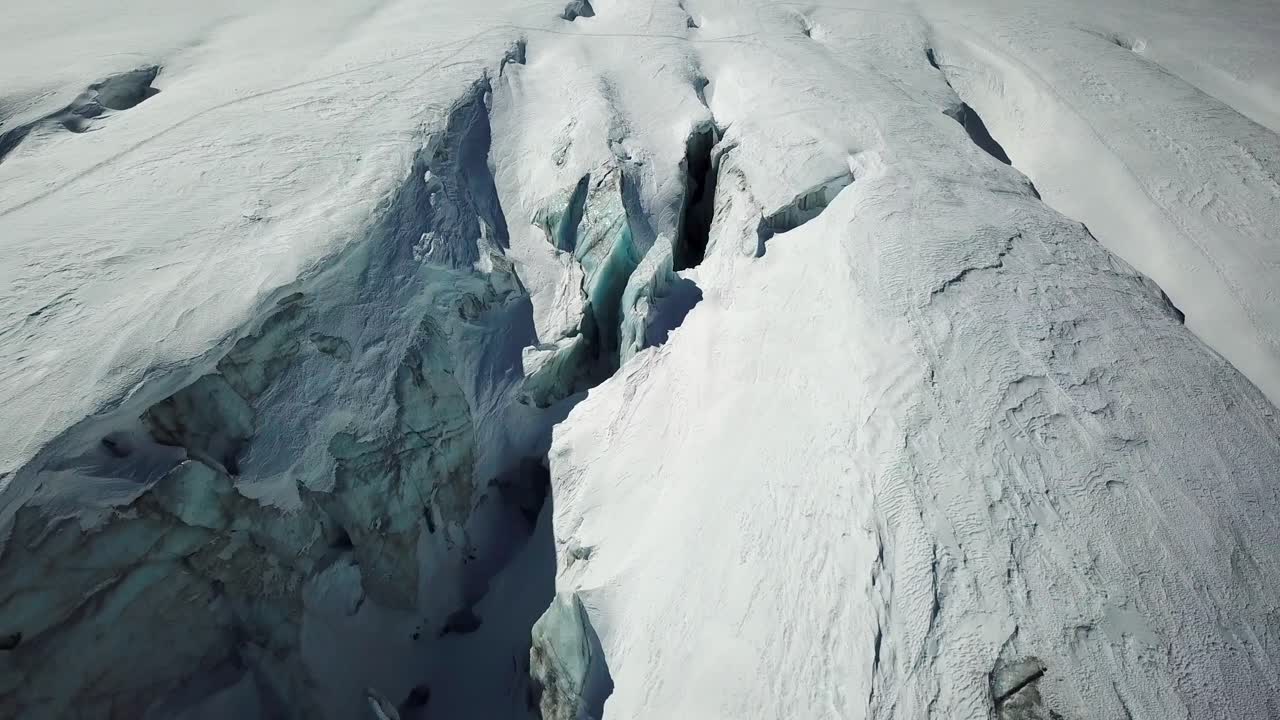스위스 알프스에 있는 빙하의 깊고 어두운 틈새, 사스 요금, 드론 샷, 축소