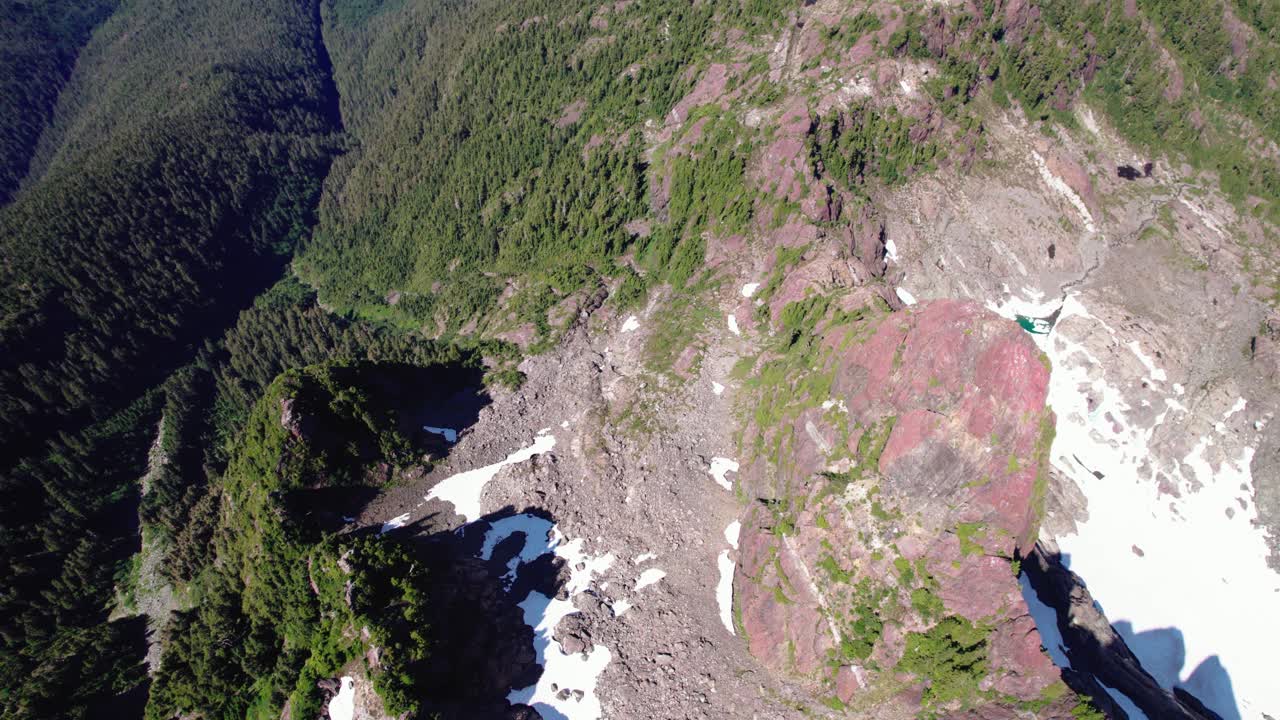 toma aérea de picos montañosos agudos - cordillera mackenzie, isla de vancouver, bc, canadá